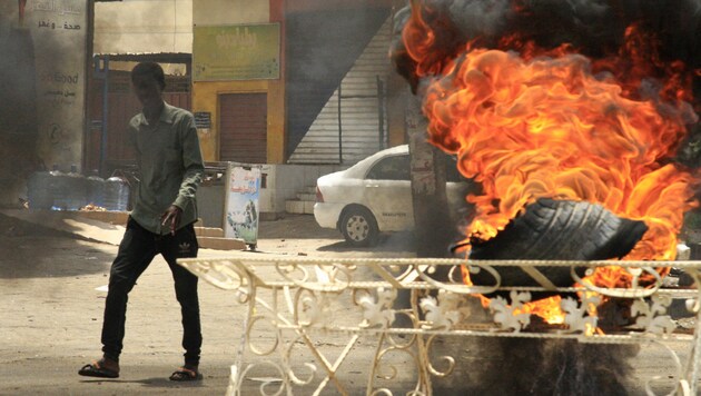 Aktivisten steckten in der sudanesischen Hauptstadt Khartum Reifen an, nachdem die wochenlange Demonstration von der Armee aufgelöst wurde. (Bild: AFP)