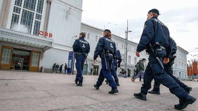 Die Polizei bei Kontrollen vor dem Hauptbahnhof. (Bild: MARKUS TSCHEPP)