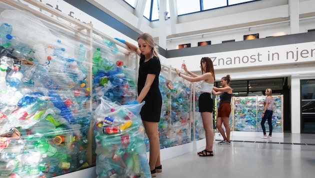 Studierende bauten aus Plastik-Müll eine Mauer - sie bleibt als Mahnmal in der Uni-Aula. (Bild: Evelyn HronekKamerawerk)