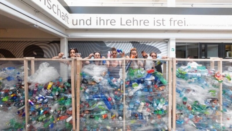 Die Müll-Mauer ist mehrere Meter lang und bis oben hin voll mit Plastik. (Bild: Evelyn HronekKamerawerk)