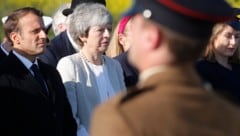 Theresa May und Emmanuel Macron in Ver-Sur-Mer in der Normandie (Bild: AP)