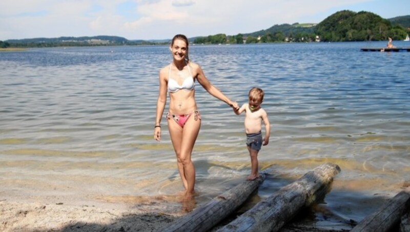 Mama Julia mit Kilian am Obertrumer See. (Bild: ANDREAS TROESTER)