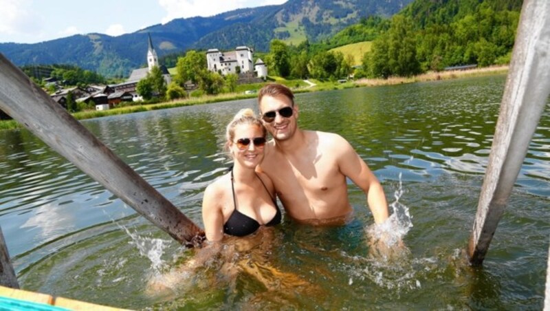 Christina und Daniel genießen heuer den Badetag im Goldegger See. (Bild: GERHARD SCHIEL)