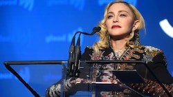 Pop-Sängerin Madonna hat sich nach ihrem Krankenhausaufenthalt erstmals wieder zu Wort gemeldet und Neuigkeiten zu ihrer geplanten Konzert-Tournee gegeben (Bild: APA/AFP/GETTY IMAGES/Jamie McCarthy)