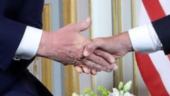 Nach dem Händeschütteln sieht man einen Abdruck auf Trumps Hand. (Bild: AP)