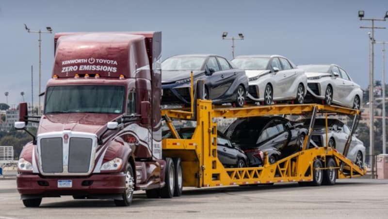 Ein Kenworth mit Brennstoffzellentechnik von Toyota transportiert sechs Mirai (Bild: Toyota)