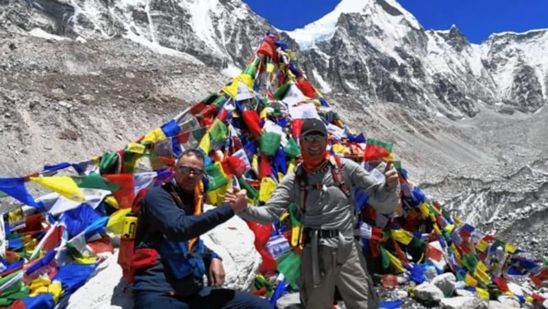 Die Marathon-Männer Günther Engelhart und Alexander Rüdiger (re.) beim Mount Everest (Bild: Alexander Rüdiger)