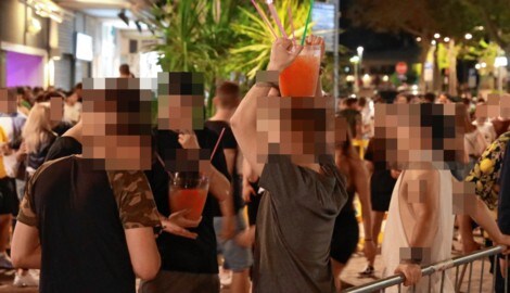 Zu Pfingsten ist im beliebten Badeort Lignano wieder Party angesagt - wenn auch unter noch strengerer Bewachung als in den Jahren zuvor.  (Bild: Zwefo, Krone KREATIV)