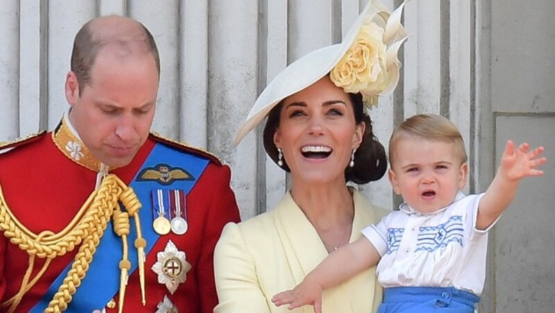 Prinz William und Herzogin Kate mit Louis (Bild: AFP)