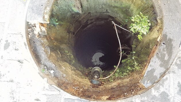 In diesen fünf Meter tiefen Brunnen stürzte der Steirer und kam mit Abschürfungen davon (Bild: Stadtfeuerwehr Bad Radkersburg)