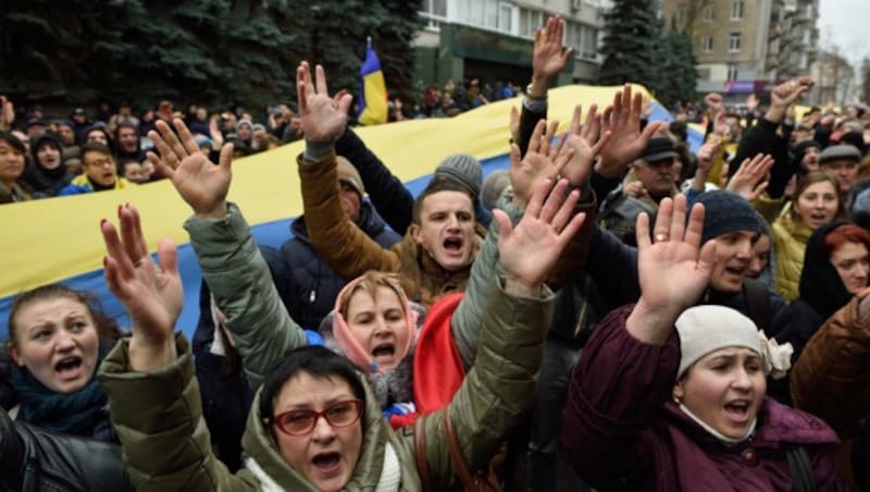 Moldawier während eines Protests in der Innenstadt von Chisinau (Bild: AFP )