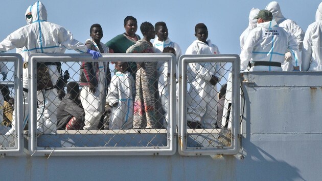 Gerettete Flüchtlinge auf einem Schiff im Mittelmeer (Archivbild) (Bild: ASSOCIATED PRESS)