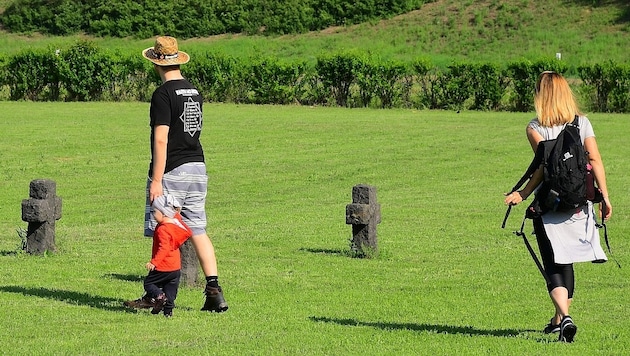 Das Massengrab in Pohrlitz - an der Gedenkveranstaltung nahmen viele junge Familien teil (Bild: P. Huber)