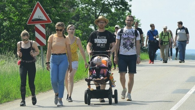 Bei gut 25 Grad marschierten die Teilnehmer des Versöhnungsmarsches die 32 Kilometer von Pohrlitz/Pohořelice nach Brünn/Brno (Bild: P. Huber)