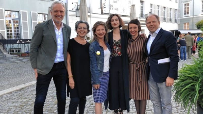 Grazer Delegation in Berlin: Kulturstadtrat Günter Riegler, Elisabeth Freismuth, Intendantin Iris Laufenberg, Autorin Eleonore Khuen-Belasi, Regisseurin Clara Weyde und Theaterholding-Boss Bernhard Rinner (Bild: Georg Schröck)