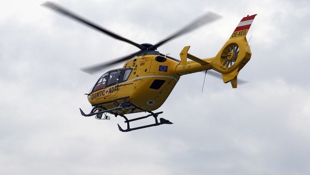 Der Rettungshubschrauber flog den 42-Jährigen in das Landeskrankenhaus Salzburg (Bild: ÖAMTC (Symbolbild))