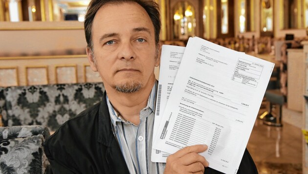 Robert F. mit seinem Einkommensteuerbescheid für ein Einkommen, das er nie erhalten hat (Bild: Klemens Groh)