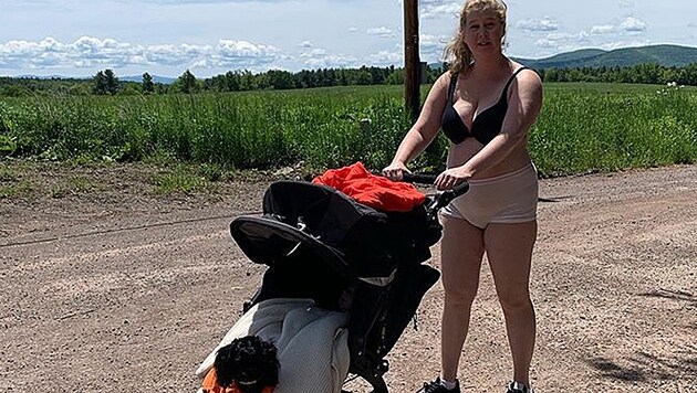 Amy Schumer will ihre Krankenhaus-Unterwäsche am liebsten gar nicht mehr ausziehen - auch nicht, wenn sie mit Baby Gene einen Spaziergang macht. (Bild: instagram.com/amyschumer)