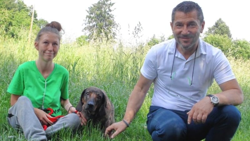 Charly Forstner (Aktiver Tierschutz) mit dem treuen Hund (Bild: Sepp Pail)