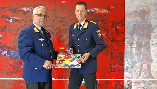 Bezirkskommandant Blažej präsentiert Landesfeuerwehrchef Robin sein Werk. (Bild: Fister Katrin/Kronenzeitung)