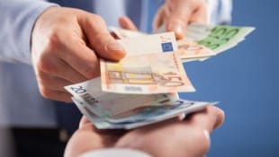 Die Arbeitszeit ist länger, der Aufwand größer geworden, nur beim Geld tut sich nichts? Ergreifen Sie die Initiative! (Bild: stock.adobe.com - zest_marina)