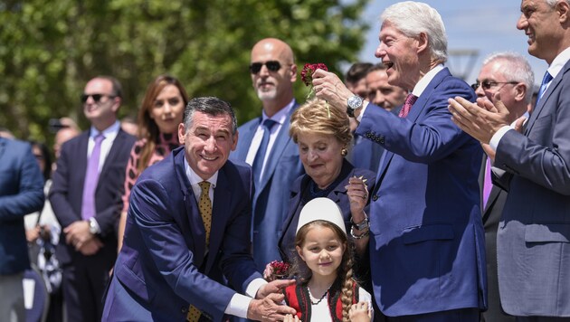 Bill Clinton (3. v. r. ), Madeleine Albrigth (Mitte) (Bild: AFP)