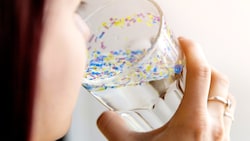 Auch wer Leitungswasser trinkt, nimmt winzige Plastikteilchen zu sich. (Bild: stock.adobe.com)