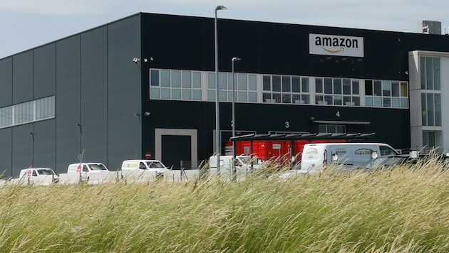 Das Amazon-Lager in Großebersdorf unweit von Wien (Bild: Wienweit Medien)