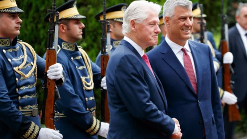 Hashim Thaci (re.) und Bill Clinton (Bild: AFP)