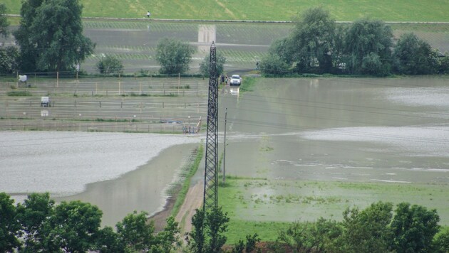 Überschwemmungen in Kolsass in Tirol (Bild: APA/ZEITUNGSFOTO.AT/LIEBL DANIEL)