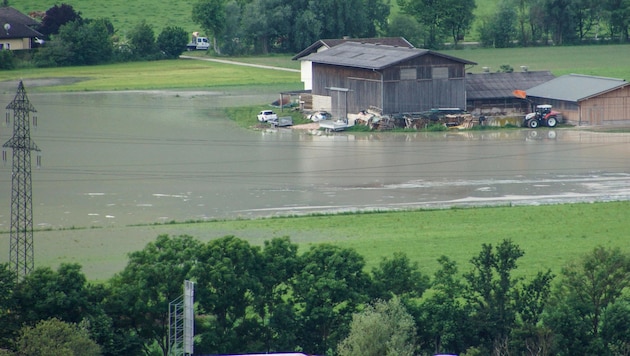 Ähnlich wie hier in Tirol war Oberndorf in der Vergangenheit von größeren Überflutungen betroffen (Symbolbild). (Bild: APA/ZEITUNGSFOTO.AT/LIEBL DANIEL)