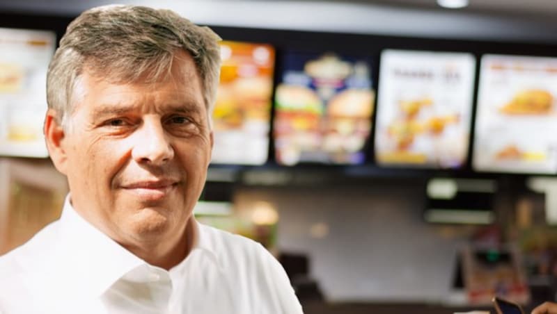 Ex-Manager Sükar rechnet jetzt in einem Buch mit der Fast-Food-Industrie ab. (Bild: Lukas Beck, stock.adobe.com, krone.at-Grafik)