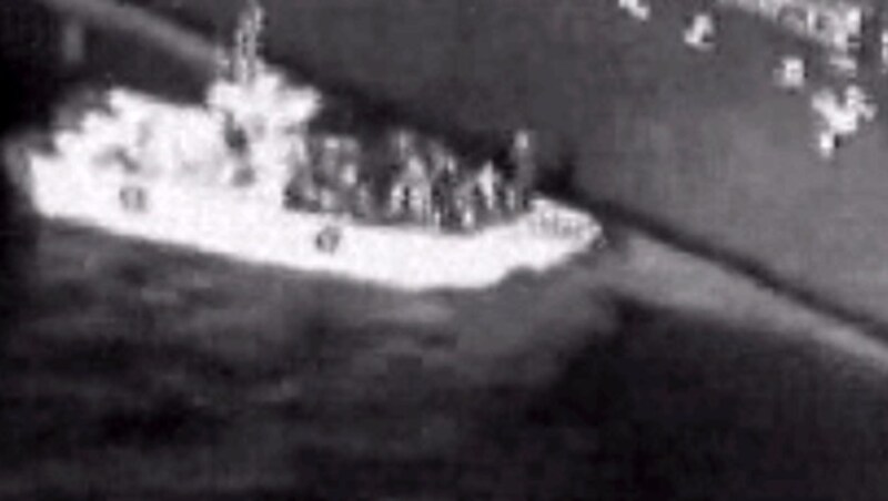 Das Video soll zeigen, wie Menschen an Bord des iranischen Schnellbootes vom Typ „Gashti“ eine nicht explodierte Haftmine von einem Schiff entfernen. (Bild: US Military/Centcom)