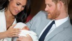 Liebevoll streichelt Herzogin Meghan das Köpfchen von Baby Archie. (Bild: AP)