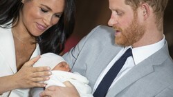 Liebevoll streichelt Herzogin Meghan das Köpfchen von Baby Archie. (Bild: AP)