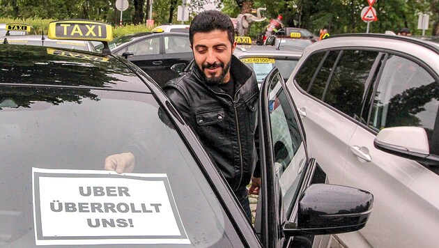 Ein Wiener Taxler im Zuge einer Demonstration gegen Uber am 16. Mai 2019 (Bild: APA/Lukas Huter)