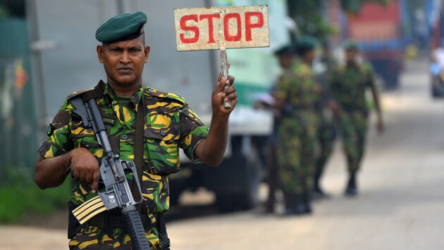 Die sri-lankischen Sicherheitskräfte stehen seit den Anschlägen zu Ostern in erhöhter Alarmbereitschaft. Seitdem kam es wiederholt zu Übergriffen auf Muslime. (Bild: APA/AFP/ISHARA S. KODIKARA)