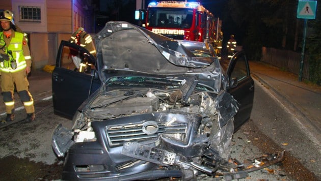 Das demolierte Auto nach dem Crash. (Bild: Feuerwehr Oberndorf)