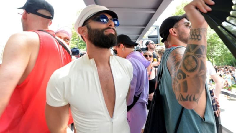 Conchita Wurst auf der Regenbogenparade in Wien (Bild: APA/HERBERT NEUBAUER)