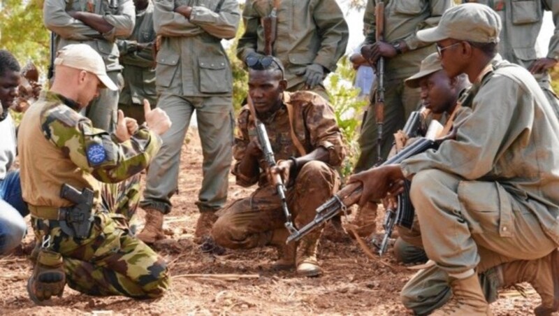 Erfahrene Militärs schulen malische Kameraden. Soldat Sebastian S. aus Millstatt war selbst unter Beschuss, als Islamisten das EU-Feldlager Koulikoro in die Luft jagen wollten. (Bild: PAO EUTM MALI)