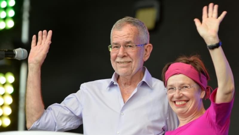 Bundespräsident Alexander Van der Bellen und seine Frau Doris Schmidauer (Bild: APA/HERBERT NEUBAUER)