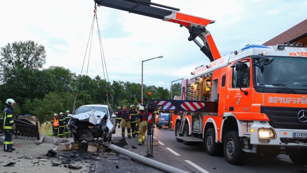 Der Wagen wurde beim Anprall an den Laternenmast total zerstört (Bild: laumat.at / Matthias Lauber)