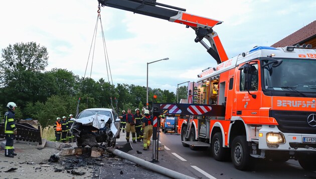 Der Wagen wurde beim Anprall an den Laternenmast total zerstört (Bild: laumat.at / Matthias Lauber)