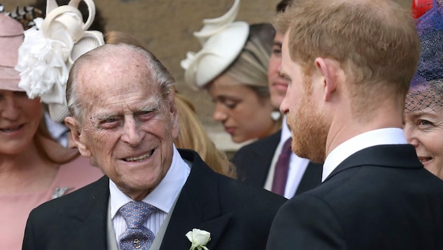 Prinz Philip und Prinz Harry (Bild: AFP)