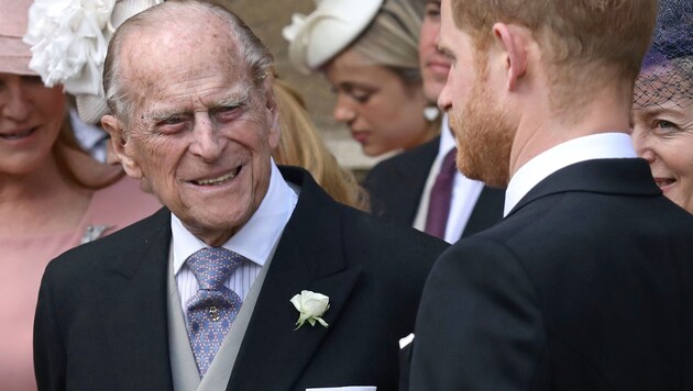 Prinz Philip mit seinem Enkel Prinz Harry (Bild: AFP or licensors)
