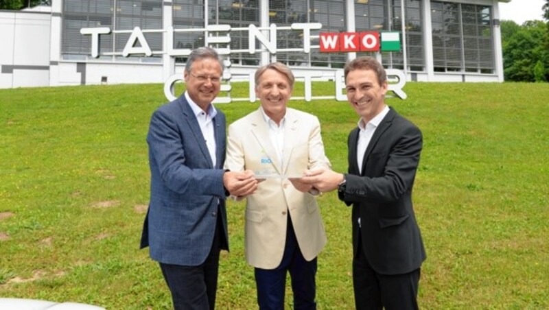 Kammerdirektor Karl-Heinz Dernoscheg, Präsident Josef Herk und WIFI-Leiter Martin Neubauer vor dem Talentcenter in Graz (Bild: Fischer)