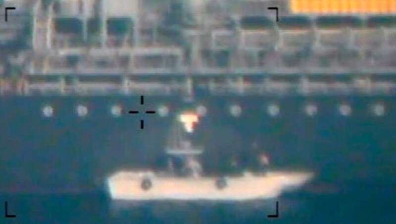 Eines der Fotos, die das Pentagon am Montag veröffentlichte: Nach US-Angaben ist hier ein Boot der iranischen Revolutionsgarden an dem Öltanker Kokuka Courageous zu sehen. (Bild: AP)