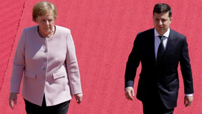 ﻿Merkel zitterte beim Empfang des ukrainischen Präsidenten Selenskyj stark. (Bild: AP)