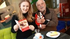 Initiator Gordon Kelz mit Hündin „Susi“ und „Krone“-Kollegin Clara-Milena Steiner, die einen Kaffee gespendet hat. (Bild: Rojsek-Wiedergut Uta)