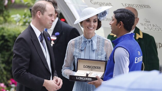 Prinz William und Herzogin Kate überreichten die Trophäe. (Bild: AP)